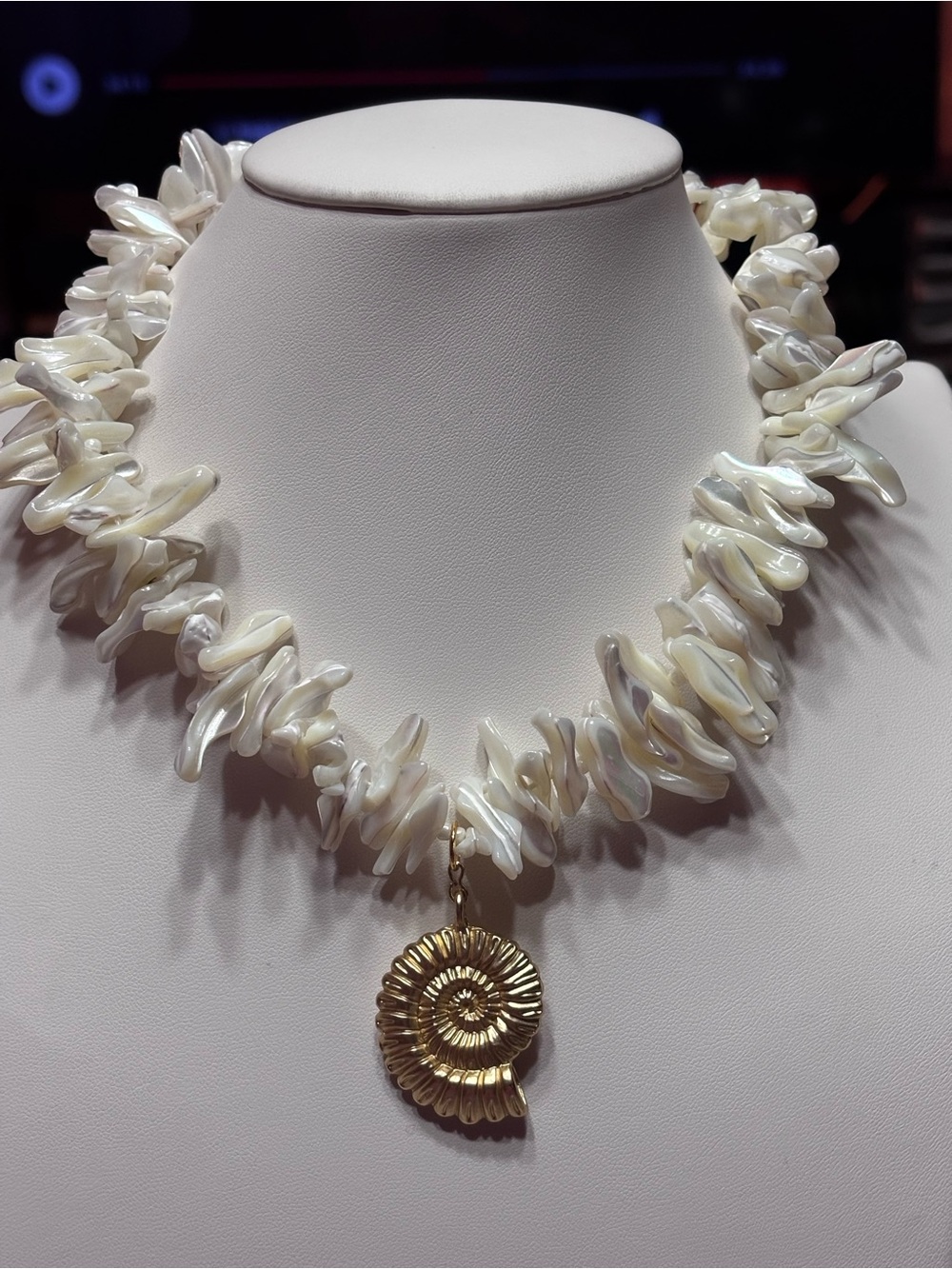 White Mother-of-Pearl Chip Beaded Necklace Gold Shell Pendant 16.5 inches